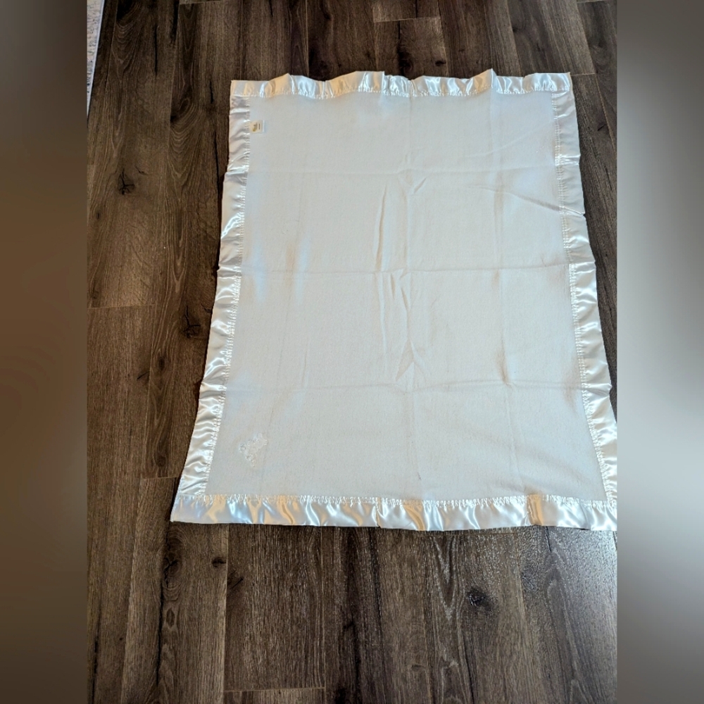 - SMALL Wonders embroidery Teddy Bear White Soft Baby Blanket Satin Edges …